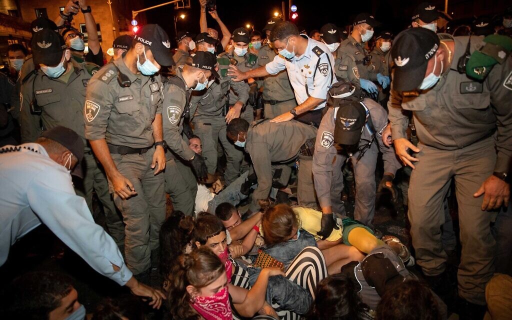 Israelis protest against Israeli prime minister Benjamin Netanyahu outside Prime Minister Netanyahu's official residence in Jerusalem on August 01, 2020. Photo by: JINIPIX Israelis protest against Israeli prime minister Benjamin Netanyahu outside Prime Minister Netanyahu's official residence in Jerusalem on August 01, 2020. Photo by: JINIPIX