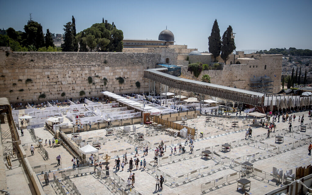 View of the Westren Wall, Judaism's holiest prayer site in the Old City of Jerusalem, August 25, 2020. Photo by Yonatan Sindel/Flash90 *** Local Caption *** חרדי
ירושלים
העיר העתיקה
כותל
כתל
מתפלל
יהודים