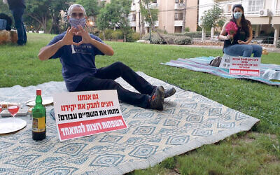 Israelis protest being separated from their significant others, outside the residence of the foreign minister