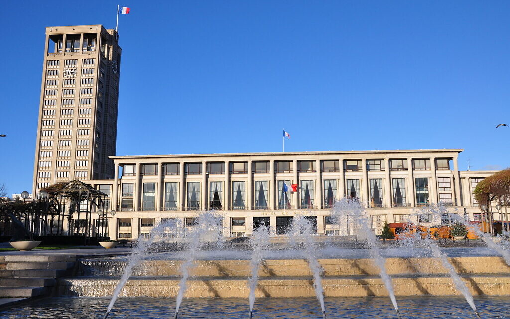 Le Havre  town hall (Wikipedia/Author	Philippe Alès/ Attribution-ShareAlike 1.0 Generic (CC BY-SA 1.0) https://creativecommons.org/licenses/by-sa/1.0/legalcode)