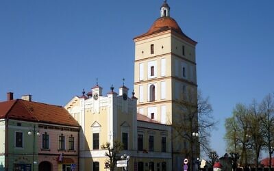 Town Hall and market square
in Leżajsk (Wikipedia/ Author	Krzysztof Dudzik (User:ToSter) / Attribution-ShareAlike 3.0 Unported (CC BY-SA 3.0)  https://creativecommons.org/licenses/by-sa/3.0/legalcode)