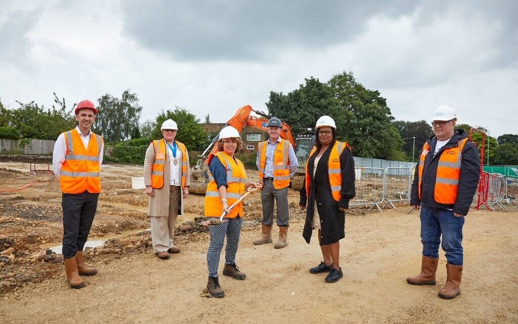 1. (Right to left) Mark Grandfield, Chief Executive of LJHA, Lisa Baker, President of LJRC, Jayne Wynick, Chair of Board at LJHA, Deputy Executive Member Councillor Sharon Hamilton and tenant, Robert White