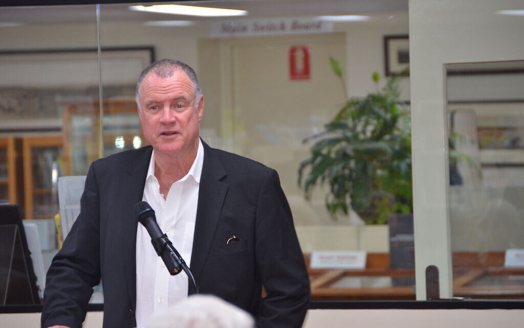 Mike Carlton (Wikipedia/ Source: https://www.flickr.com/photos/mosmanlibrary/11166139603/ / Author	Mosman Library from Sydney, Australia / Attribution 2.0 Generic (CC BY 2.0) https://creativecommons.org/licenses/by/2.0/legalcode)