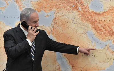 Israeli Prime Minister Benjamin Netanyahu pointing on a map as he speaks to flight LY971 Captain Tal Becker upon the plane's landing in Abu Dhabi, United Arab Emirates, from the Prime Minister's Office in Jerusalem, 31 Aug 2020.  Photo by: KOBI GIDEON- GPO Via JINIPIX