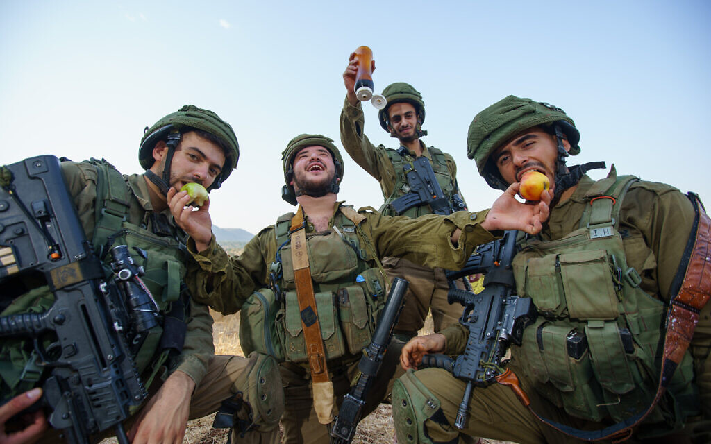חיילי פלוגת המבצעית גדוד 931 של הנחל תופסים קו בגזרת 769 בגבול לבנוןסמל דניאל צפירהסמל עמית יהלומי סמל אוריה גאדי סמל יצחק חיון חוגגים את ראש השנה 14 ספטמבר 2020 צילום: אנצ׳ו גוש-ג׳יני