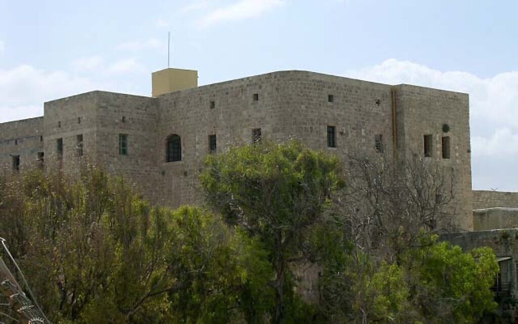 Acre Prison as it is today (Wikipedia/ Source: http://www.arashcity.com/PilgrimagePictures.htm/ Author: Arash Hashemi / Attribution-ShareAlike 2.5 Generic (CC BY-SA 2.5)  https://creativecommons.org/licenses/by-sa/2.5/legalcode )