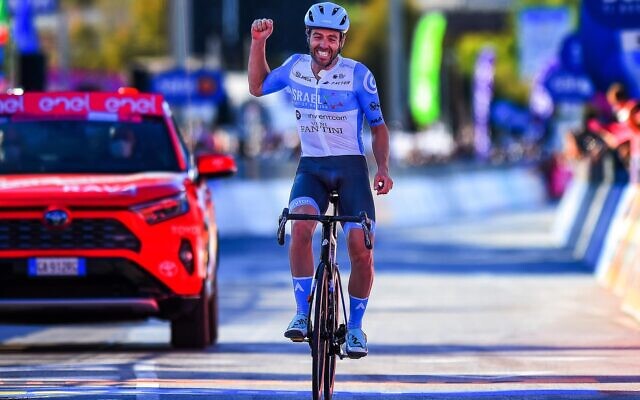 Alex Dowsett wins at the Giro D'Italia (Credit:  Bettini Photos)