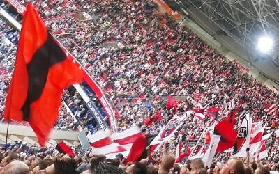 Ajax supporters in the stadium (Wikipedia/Author	Onderwijsgek/Attribution-ShareAlike 3.0 Unported (CC BY-SA 3.0)  https://creativecommons.org/licenses/by-sa/3.0/legalcode)