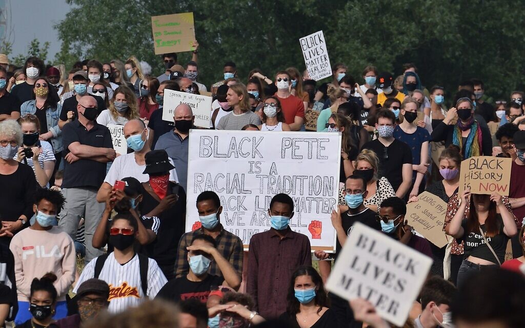 Demonstration IN Rengerspark Leeuwarden against 'Black Pete' (Wikipedia/Author	Arnold Bartels/ Attribution-ShareAlike 4.0 International (CC BY-SA 4.0))