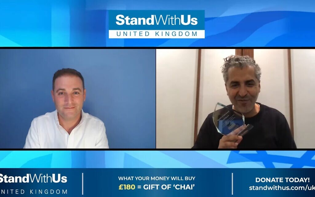 Maajid receiving his award from StandWithUS's Michael Dickson