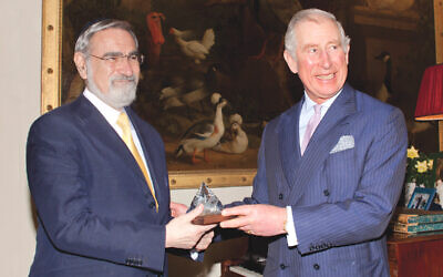 Prince Charles presenting Rabbi Lord Sacks with the Templeton Prize (Agency)