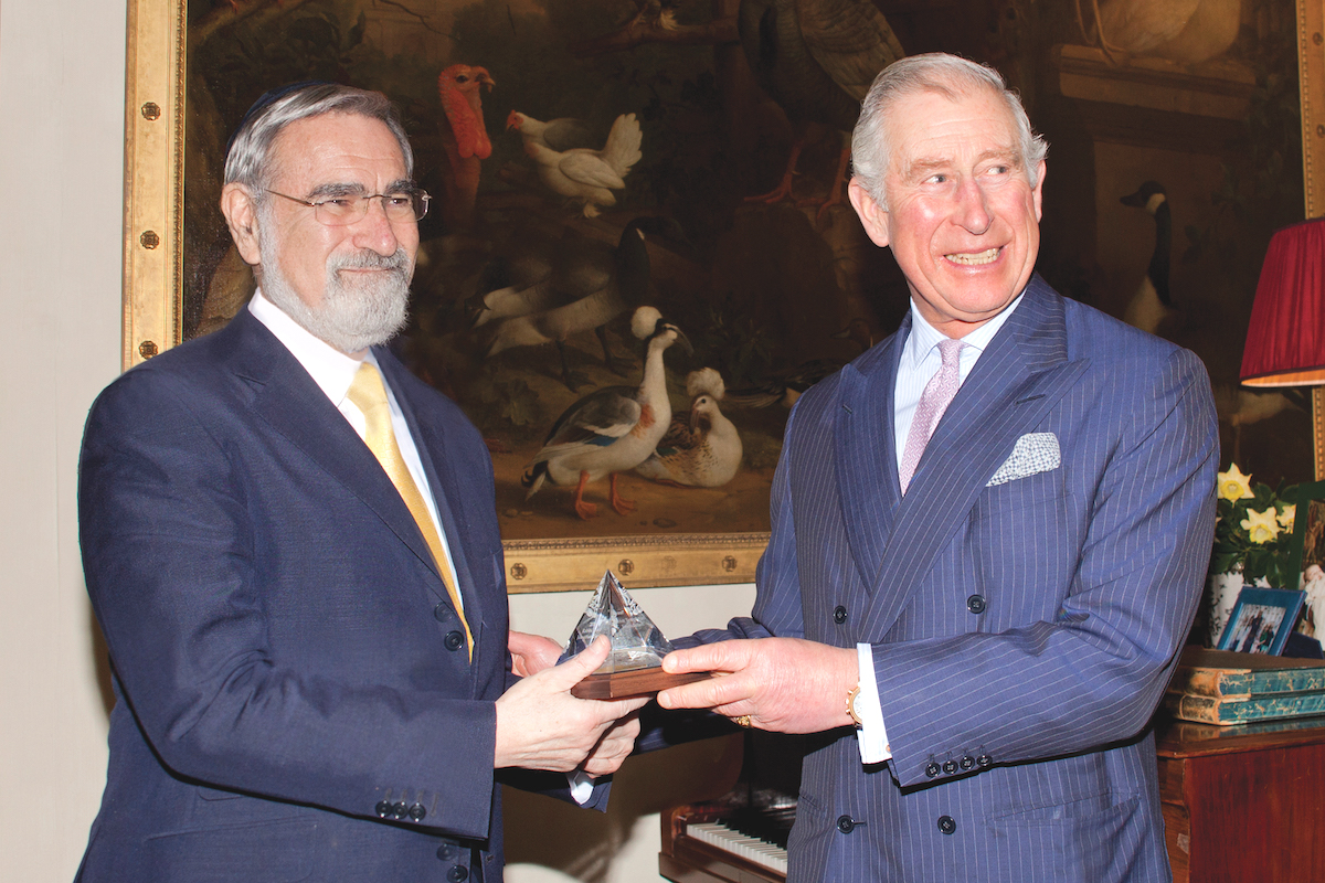 Prince Charles presenting Rabbi Lord Sacks with the Templeton Prize (Agency)