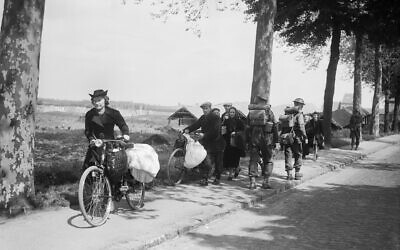 Belgian civilians fleeing westwards away from the advancing German army, 12 May 1940 (Wikipedia / Author	Kessell (Lt), War Office official photographer /  IWM Non Commercial Licence / https://www.iwm.org.uk/corporate/policies/non-commercial-licence/ )