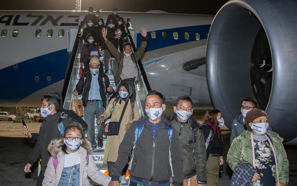 Bnei Menashe arriving in Israel. (Photo Credit: Eleonora Shiluv. Courtesy of the Ministry of Aliyah and Integration.)