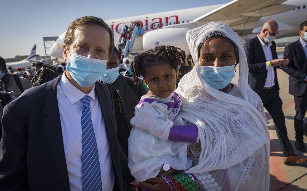 Jewish Agency Chairman Isaac Herzog with new Ethiopian olim (Credit: Olivier Fitoussi, courtesy of The Jewish Agency for Israel)