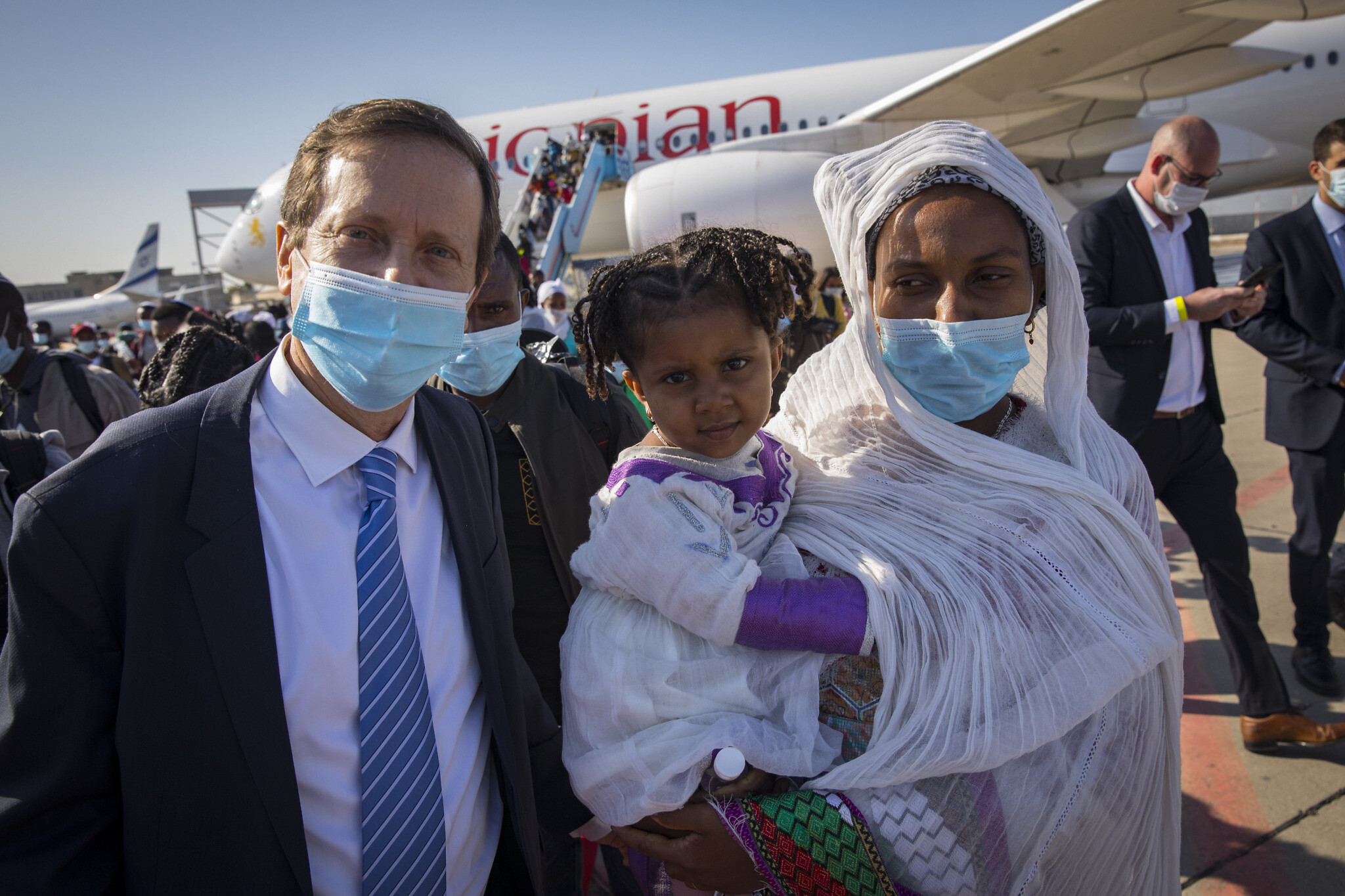Jewish Agency Chairman Isaac Herzog with new Ethiopian olim (Credit: Olivier Fitoussi, courtesy of The Jewish Agency for Israel)