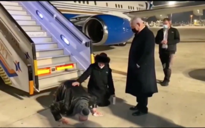 Jonathan Pollard kisses the tarmac as he lands in Israel