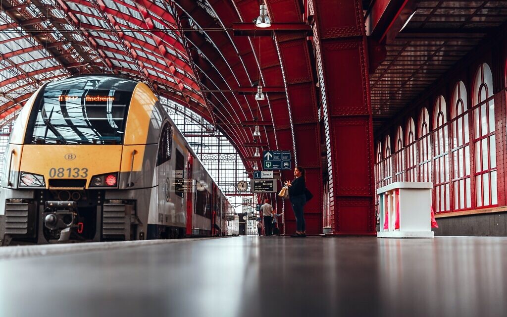 Train (Photo by Vitor Pinto on Unsplash)
