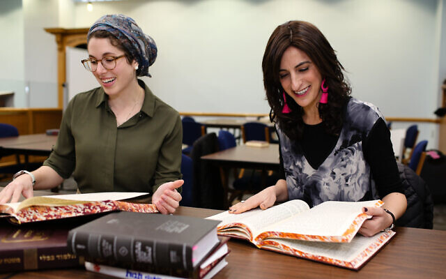 Rabbanit Leah Sarna and Rabbi Dina Brawer  (credit Shulie Siedler-Feller)