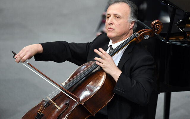 Cellist Raphael Wallfisch performs during during a moment of remembrance for the victims of National Socialism at the German Bundestag in Berlin, Germany, 31 January 2018. Photo: Maurizio Gambarini/dpa