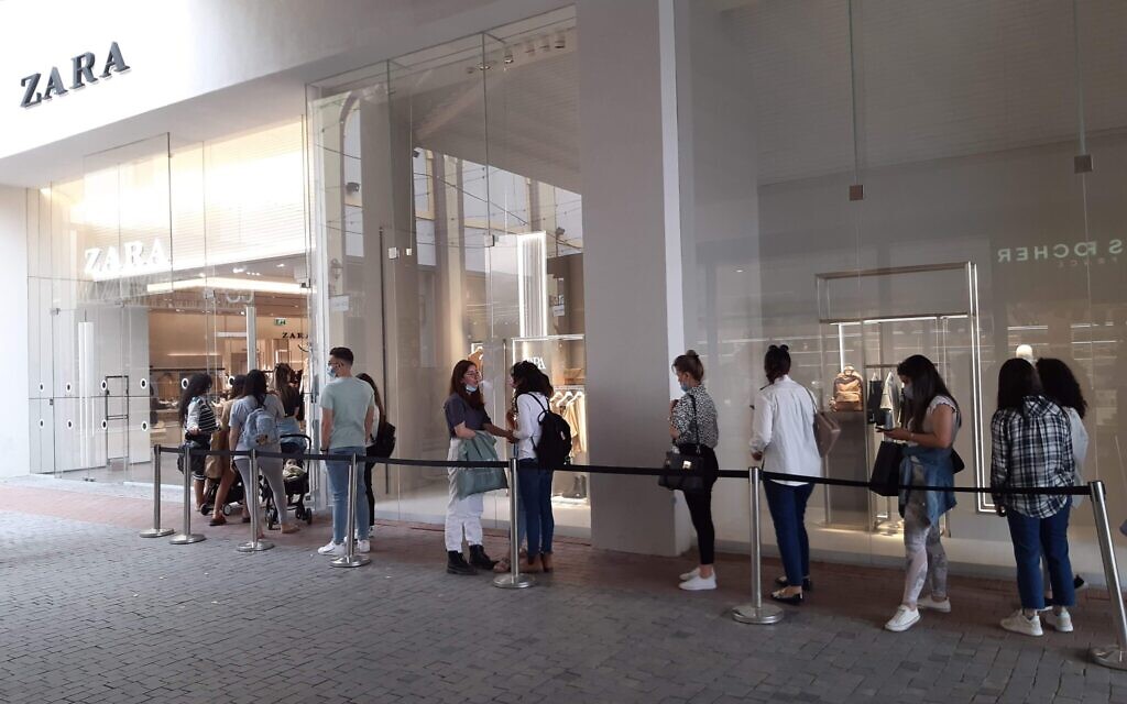 Queues outside the shops on Israelis' day off