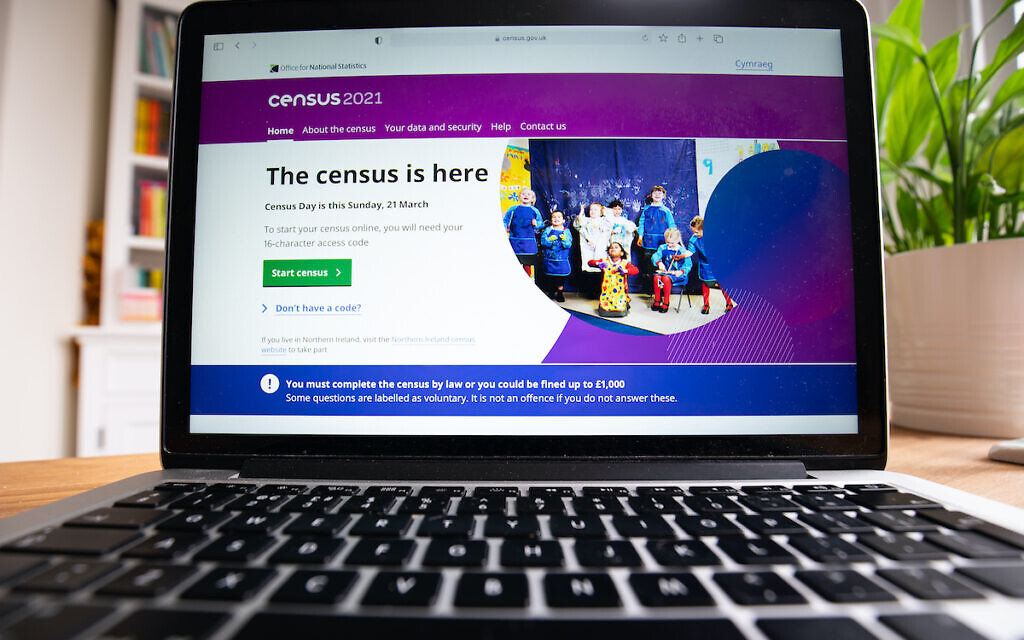 The Census 2021 start screen is displayed on a laptop screen.