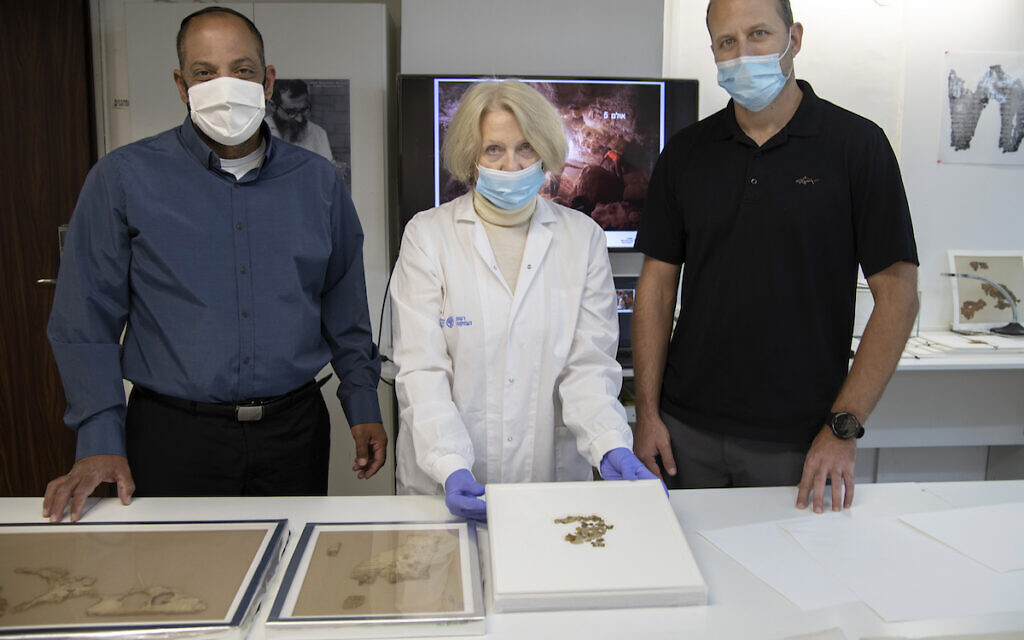 From Right to Left: Raz Frohlich, Tanya Bitler,  Avi Cohen. Photo-Shai Halevi Israel Antiquities Authority