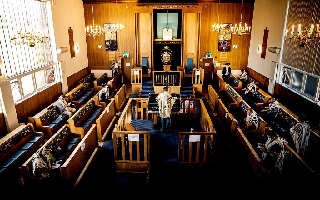 Synagogue service under lockdown in the early stages of the pandemic (Marc Morris Photography)