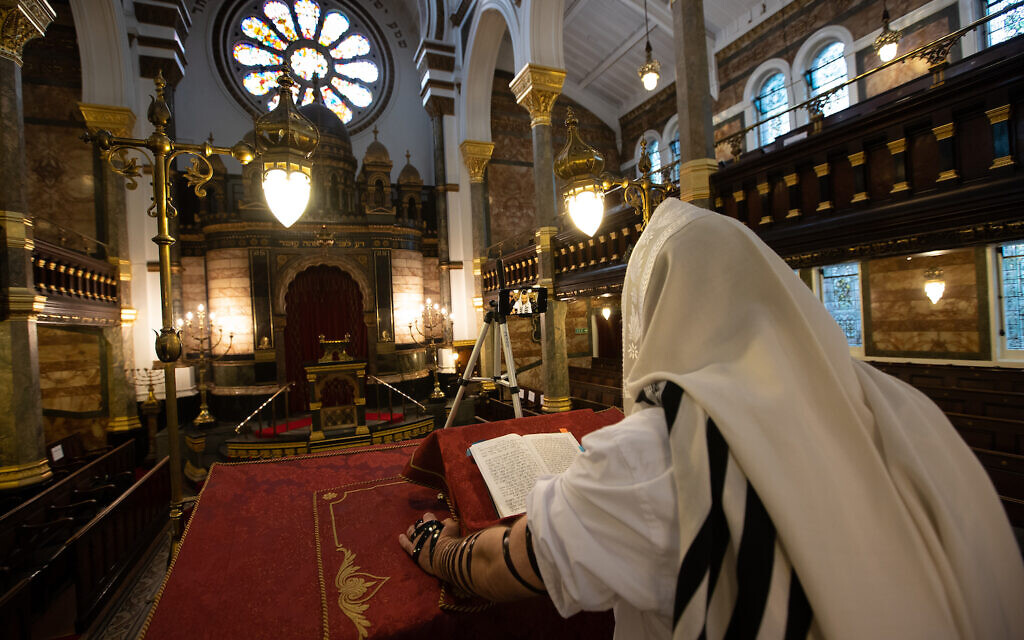 Synagogue service under lockdown in the early stages of the pandemic (Marc Morris Photography)