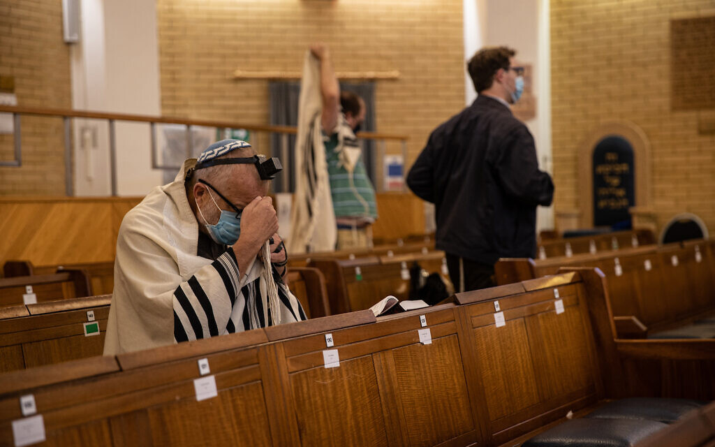 Synagogue service under lockdown in the early stages of the pandemic (Marc Morris Photography)