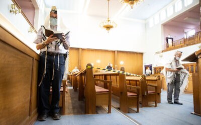 Synagogue service under lockdown in the early stages of the pandemic (Marc Morris Photography)