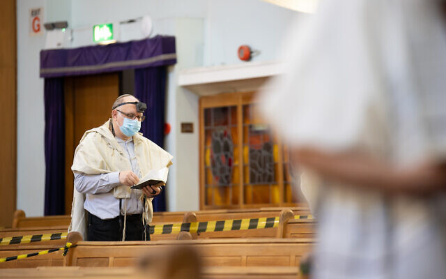 Synagogue service in Edgware under lockdown in the early stages of the pandemic (Marc Morris Photography)