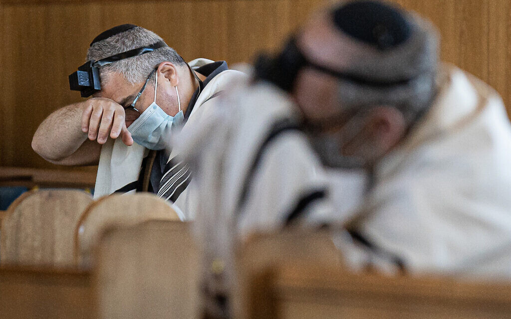 Synagogue service under lockdown in the early stages of the pandemic (Marc Morris Photography)
