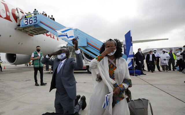 Ethiopian olim pray on the tarmac after their flight landed (Photo: Olivier Fitoussi)