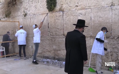 Workers remove notes from the Western Wall (Photo: Western Wall Heritage Foundation)