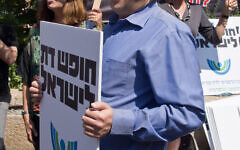 DB66FK Jerusalem, Israel. 24th July 2013. Reform Rabbi GILAD KARIV, Executive Director of the Israel Movement for Reform and Progressive Judaism, leads protesters with defamatory slogans against the Rabbinate outside the Leonardo Hotel. Jerusalem, Israel. 24-July-2013.
The Israel Religious Action Center calls for dismantling the Chief Rabbinate "so we can choose for ourselves how to get married, eat, behave and define our identity", opposite the Leonardo Hotel where 150 rabbis elect the next Chief Rabbis of Israel. Credit: Nir Alon/Alamy Live News DB66FK Jerusalem, Israel. 24th July 2013. Reform Rabbi GILAD KARIV, Executive Director of the Israel Movement for Reform and Progressive Judaism, leads protesters with defamatory slogans against the Rabbinate outside the Leonardo Hotel. Jerusalem, Israel. 24-July-2013.
The Israel Religious Action Center calls for dismantling the Chief Rabbinate "so we can choose for ourselves how to get married, eat, behave and define our identity", opposite the Leonardo Hotel where 150 rabbis elect the next Chief Rabbis of Israel. Credit: Nir Alon/Alamy Live News
