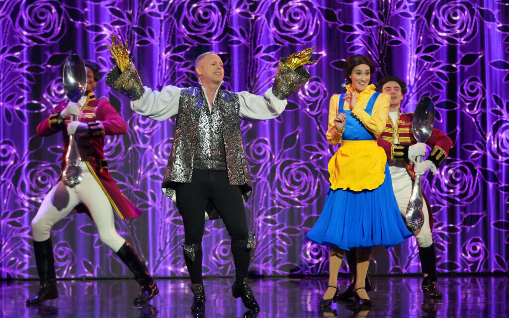 Robert Rinder performs Be Our Guest from Beauty and the Beast.
((C) ITV Plc)