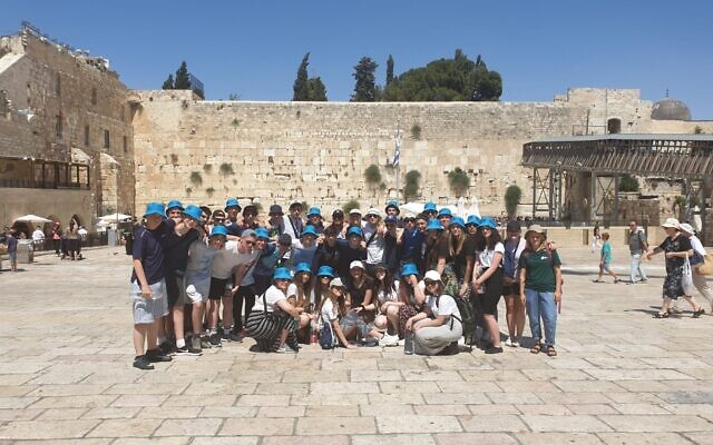 Israel tour group at the Kotel before the pandemic (Credit: UJIA)