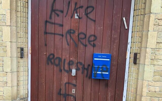 Racist graffiti was discovered on the door of the Aduat Yeshua Synagogue this morning as it opened for prayers