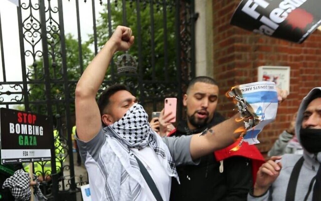 2FNAN1R London, England, UK. 15th May, 2021. Protesters outside the Embassy of Israel in London. Tens of thousands of protesters marched to the embassy form Hyde Park in solidarity with Palestinians as Israeli attacks on Gaza continues. Credit: Tayfun Salci/ZUMA Wire/Alamy Live News
