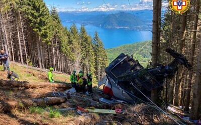 The gondola landed on the mountainside (Photo: National Alpine and Speleological Rescue Corps of Italy)