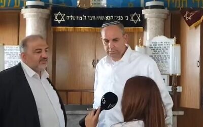 Mansour Abbas visited the synagogue with Lod's mayor, Yair Revivo (Photo: Facebook)