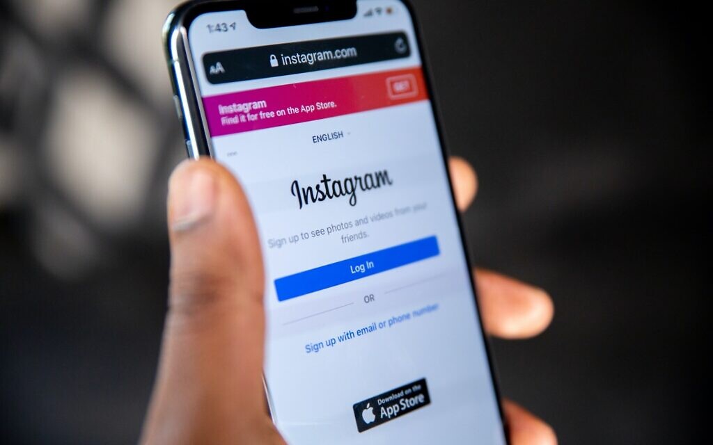 Instagram (Photo by Solen Feyissa on Unsplash)