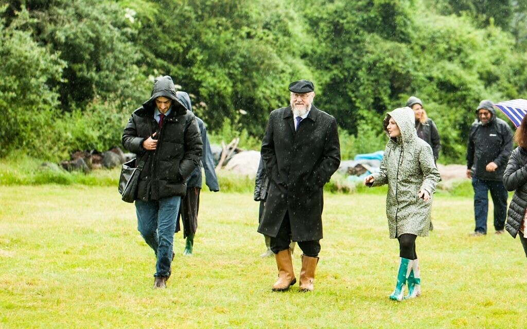 Naomi showing the Chief Rabbi around the farm.  Photograper - Rob Taylor