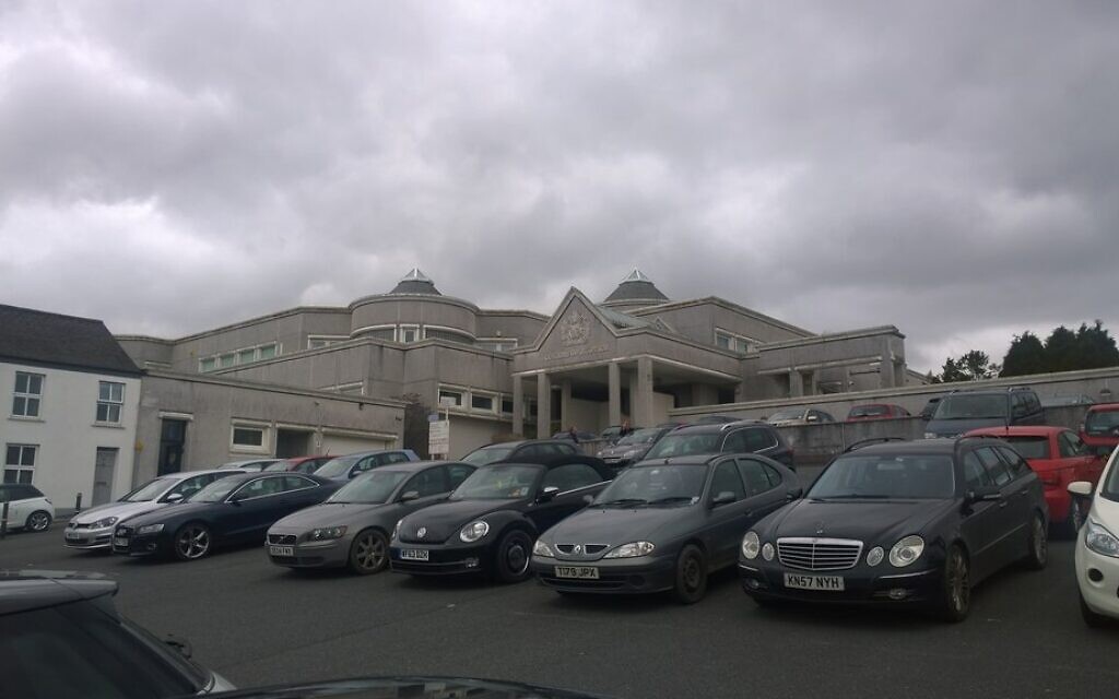 Truro Crown Court by Steven Haslington is licensed under CC BY-SA 2.0