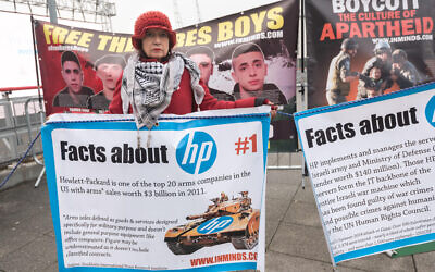 Protest against Hewlett Packard over its contracts with Israel.
 Credit: Peter Marshall/Alamy Live News