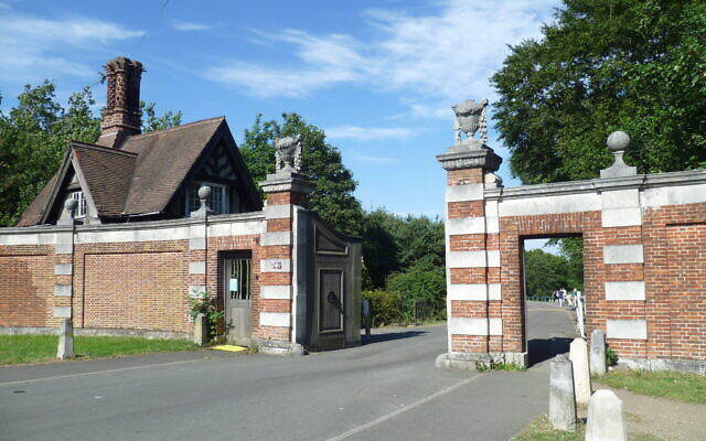 The main entrance to Trent Country Park. (Wikipedia/Author	Philafrenzy/  Attribution-ShareAlike 4.0 International (CC BY-SA 4.0)  https://creativecommons.org/licenses/by-sa/4.0/legalcode)