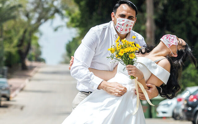 Jewish couple tie the knot with masks in the peak of last year's first wave.   Photo by Yossi Aloni/Flash90