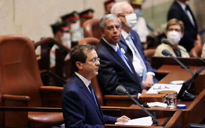 Isaac Herzog was sworn in at a special sitting of the Knesset attended by Speaker Mickey Levy and outgoing president Reuven Rivlin (Photo: Reuters/Ronen Zvulun)