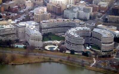 A photo of the Watergate Complex taken from a DC-9-80 inbound to Washington National Airport on January 8, 2006. (Wikipedia/Author	Indutiomarus at English Wikipedia/ Indutiomarus.)